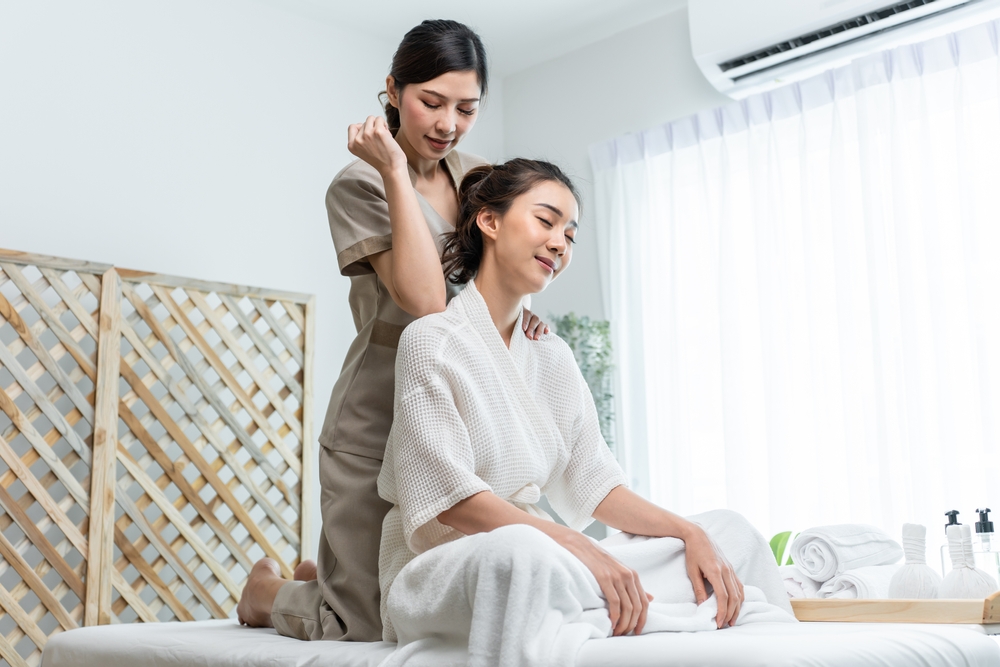 asian,young,happy,woman,feeling,relax,during,shoulder,and,back